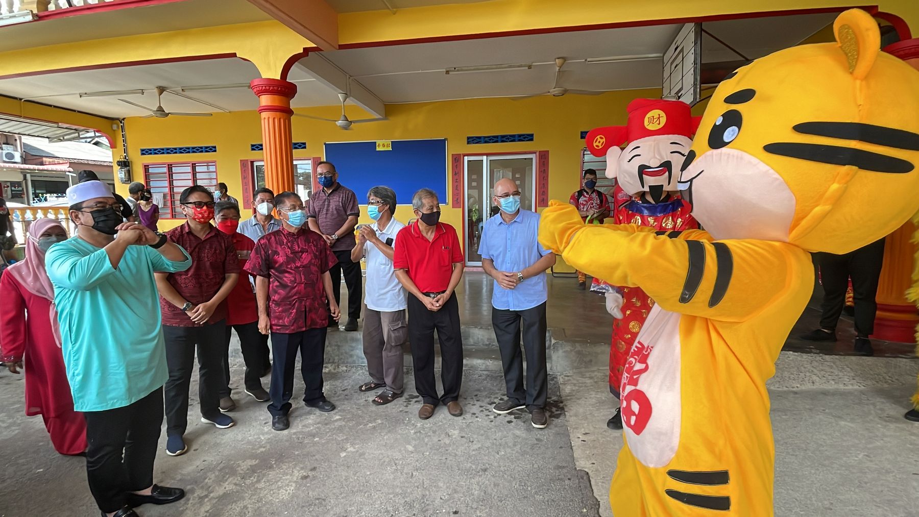 (古城第三版主文)新春联会引爆 精彩龙狮演出令首长心情澎湃