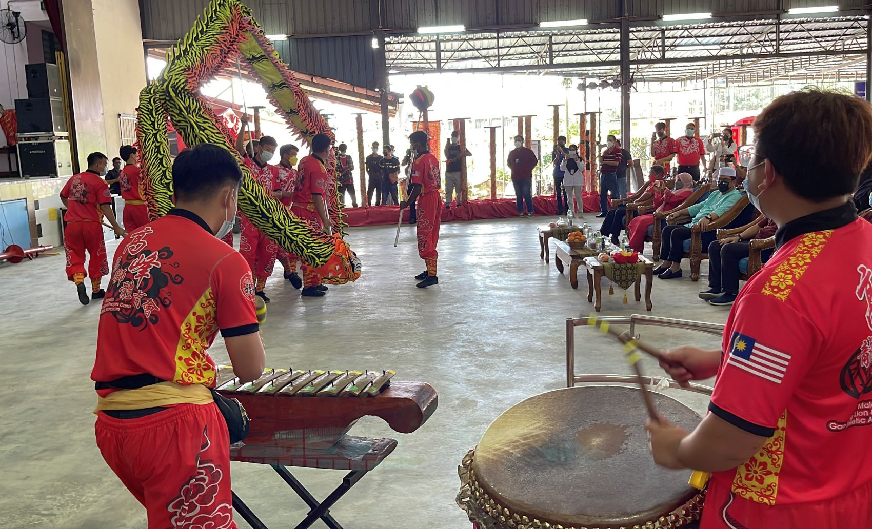 (古城第三版主文)新春联会引爆 精彩龙狮演出令首长心情澎湃