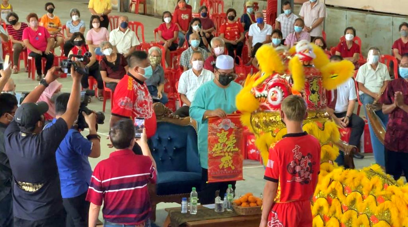 (古城第三版主文)新春联会引爆 精彩龙狮演出令首长心情澎湃