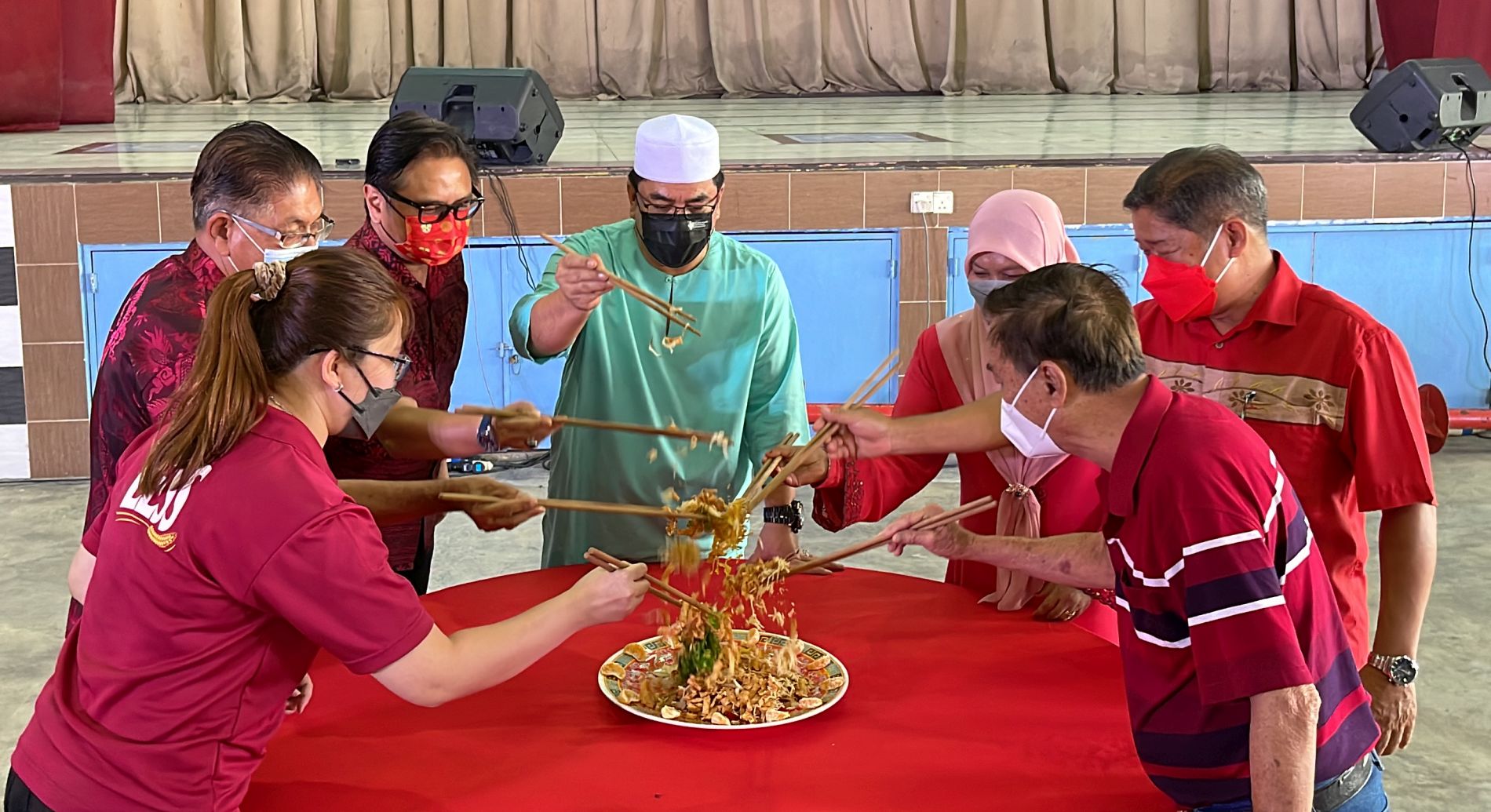 (古城第三版主文)新春联会引爆 精彩龙狮演出令首长心情澎湃