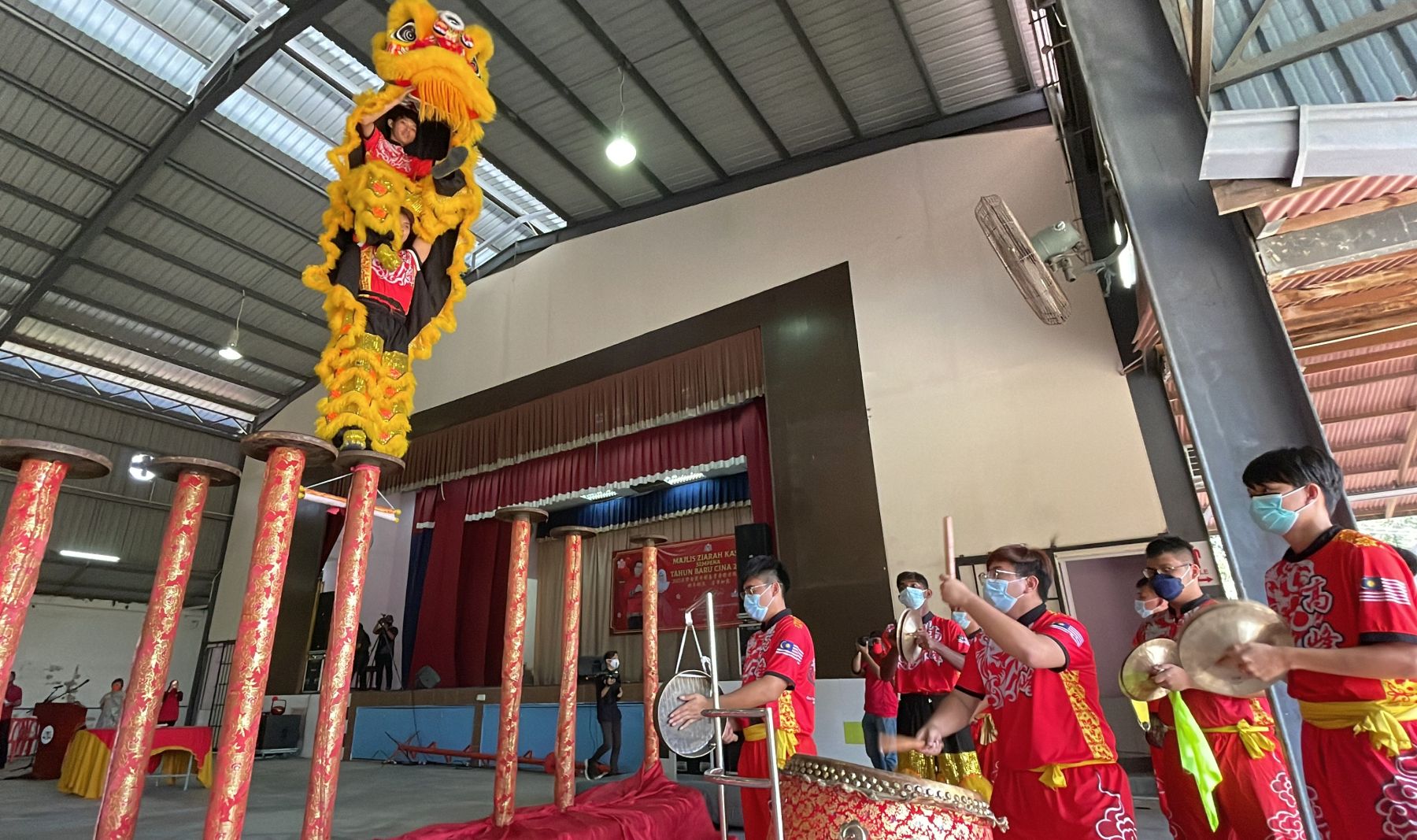 (古城第三版主文)新春联会引爆 精彩龙狮演出令首长心情澎湃