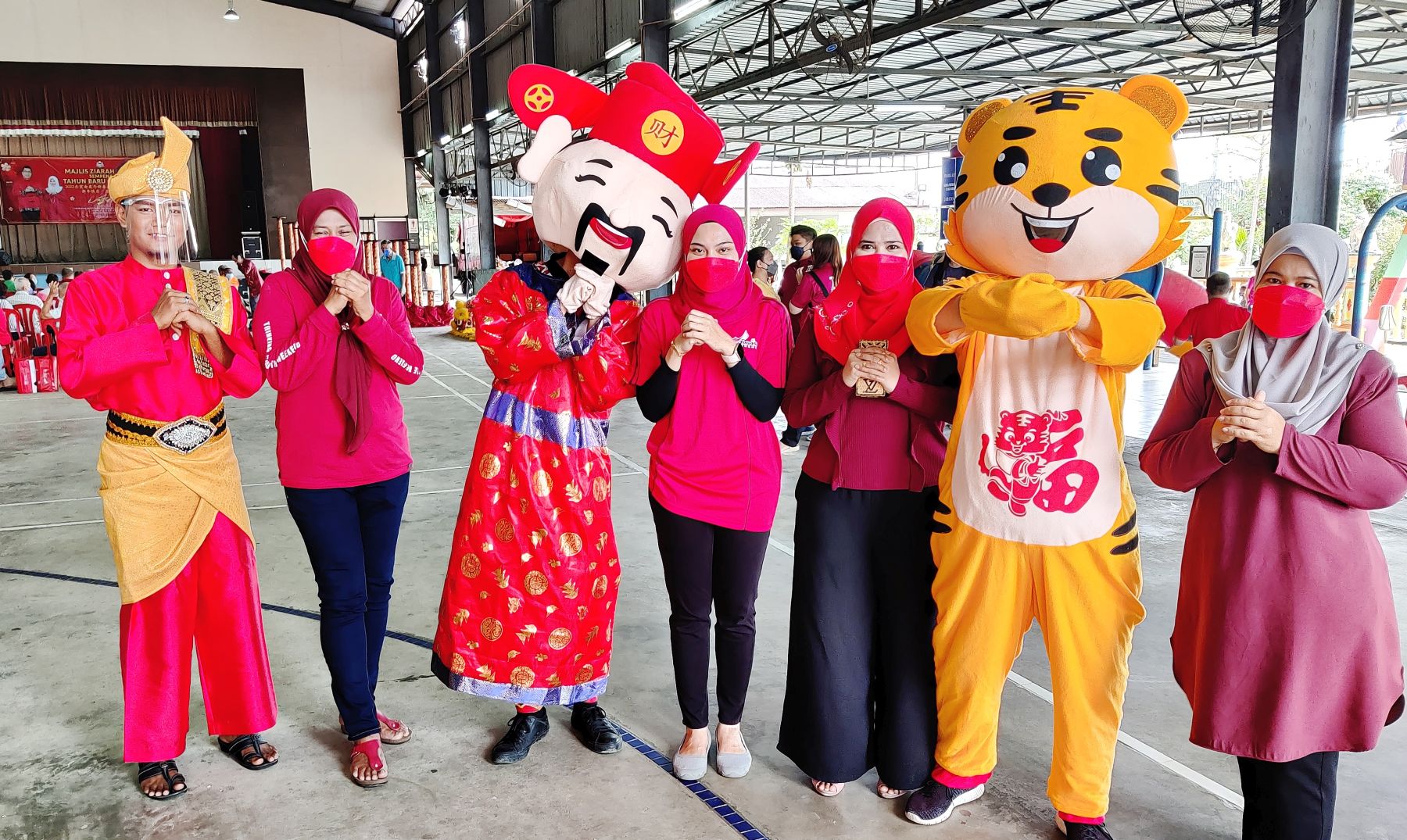 (古城第三版主文)新春联会引爆 精彩龙狮演出令首长心情澎湃