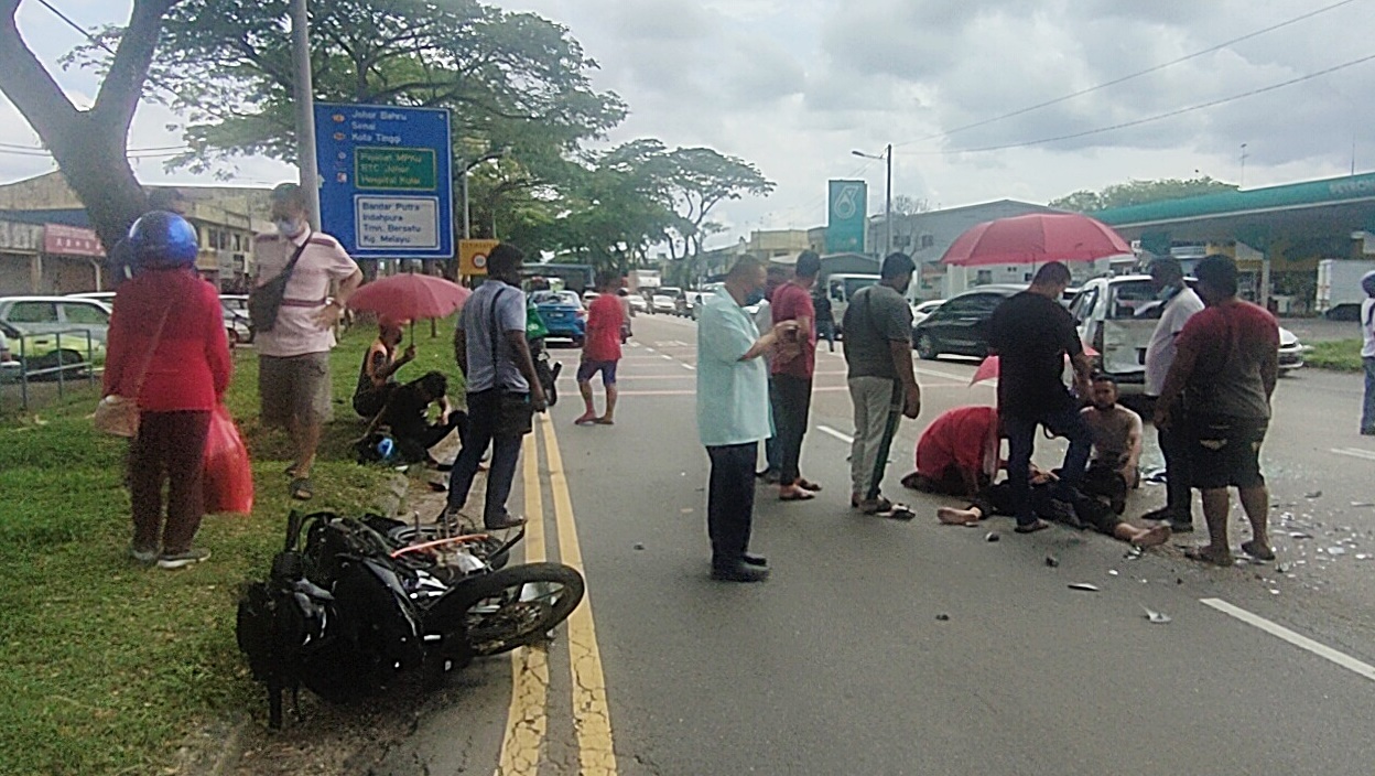 (已签发)柔:摩托车撞车后端,骑土及乘客受轻重伤