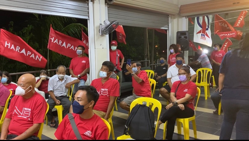 政治讲座中途接投诉,郑凯聪匆匆前往处理
