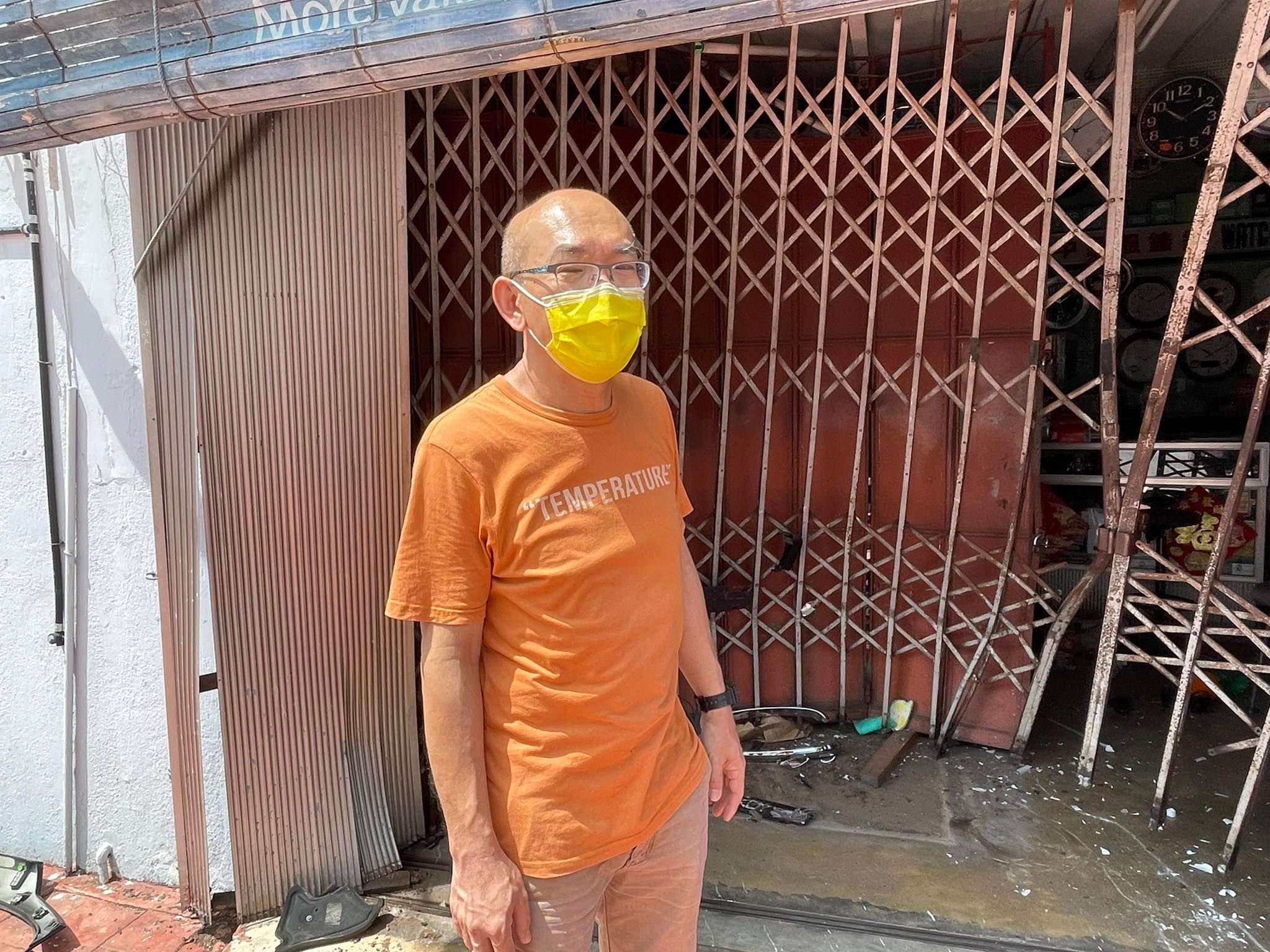 銮闹市大路交通意外，休旅车直撞钟表店大门