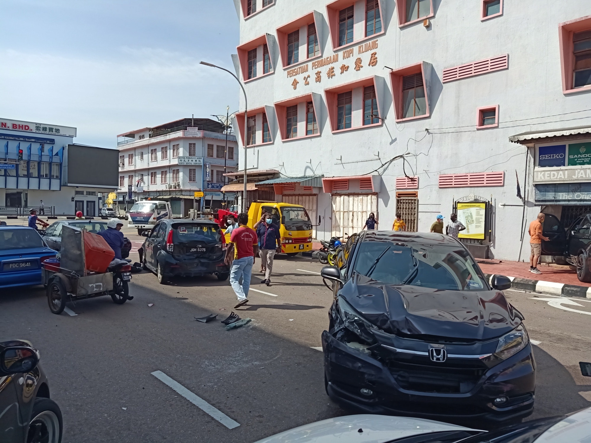 銮闹市大路交通意外，休旅车直撞钟表店大门