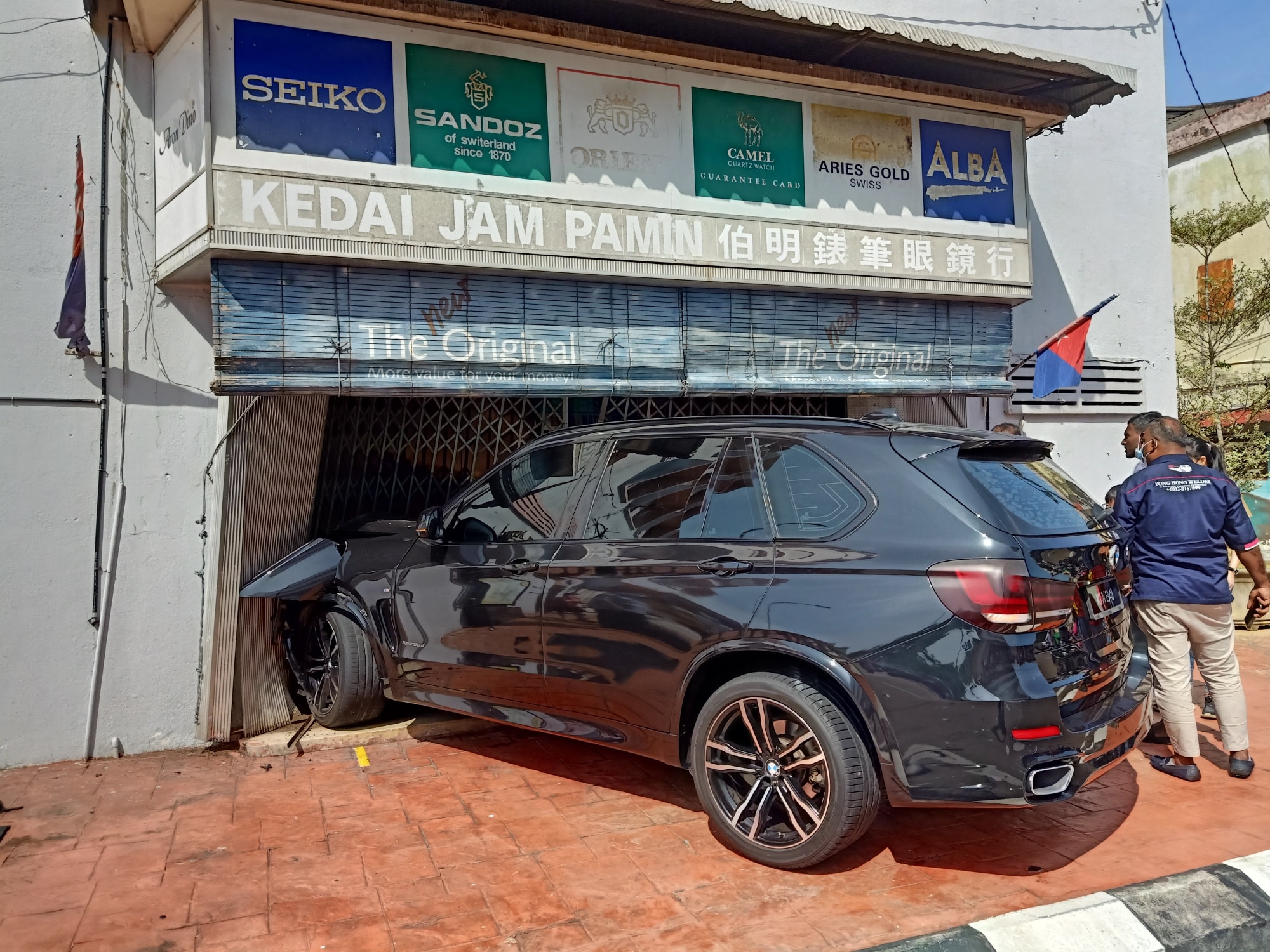 銮闹市大路交通意外，休旅车直撞钟表店大门