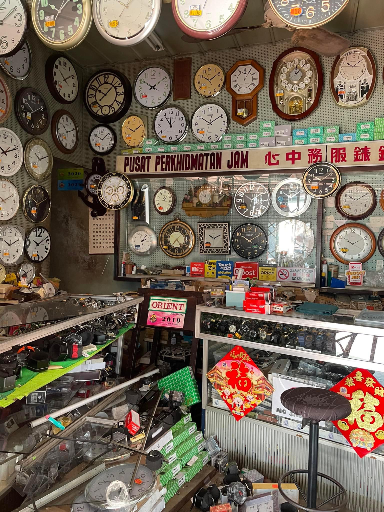 銮闹市大路交通意外，休旅车直撞钟表店大门