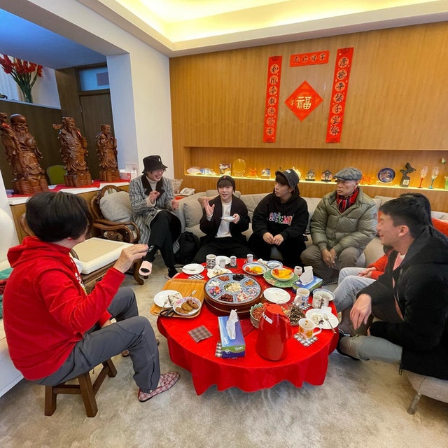 MIRROR三子向阿姐拜年 齐做Uh-oh手势