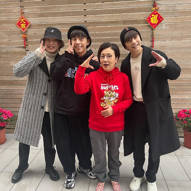 MIRROR三子向阿姐拜年 齐做Uh-oh手势