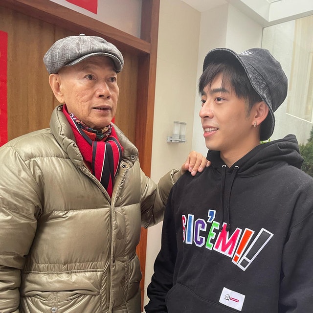 MIRROR三子向阿姐拜年 齐做Uh-oh手势