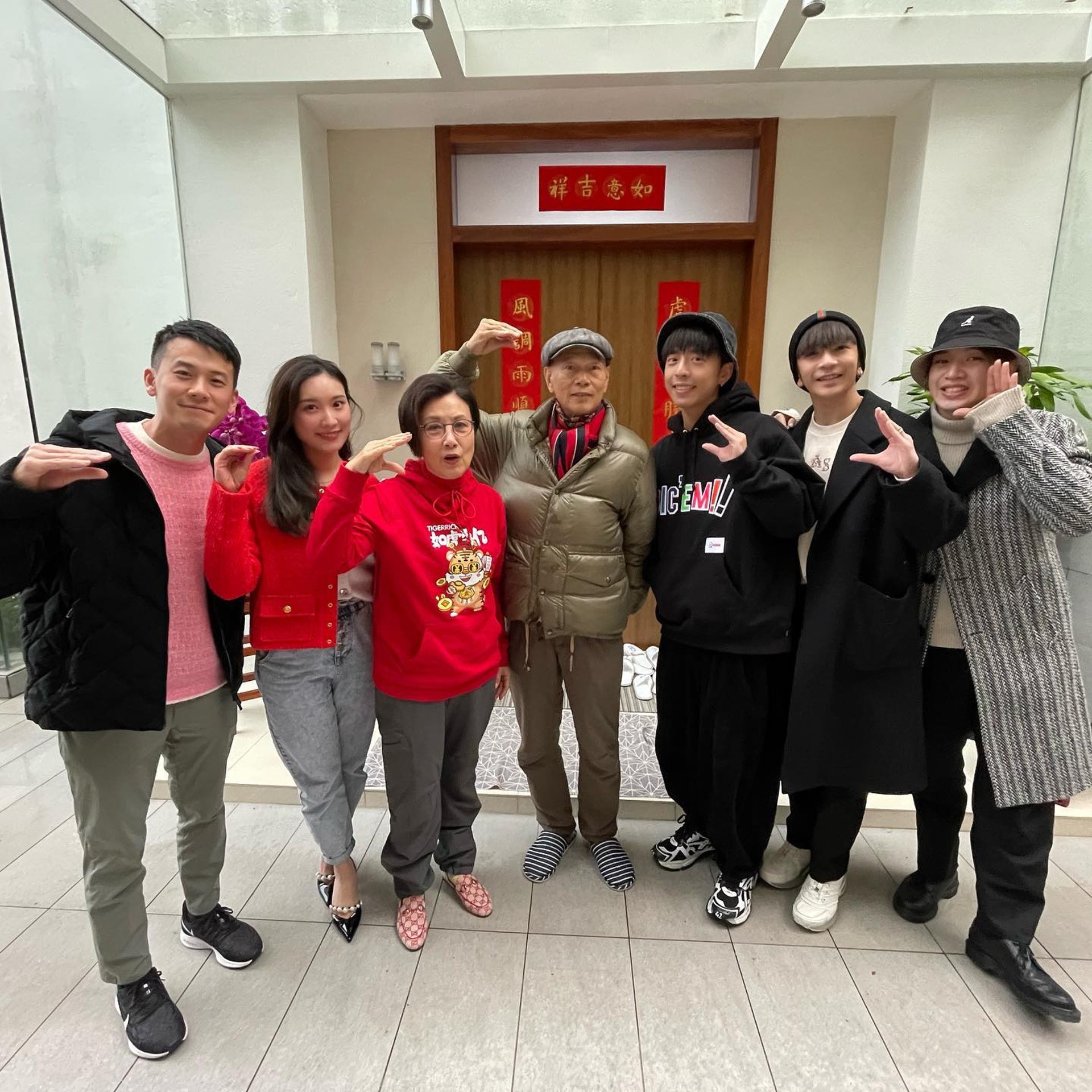 MIRROR三子向阿姐拜年 齐做Uh-oh手势