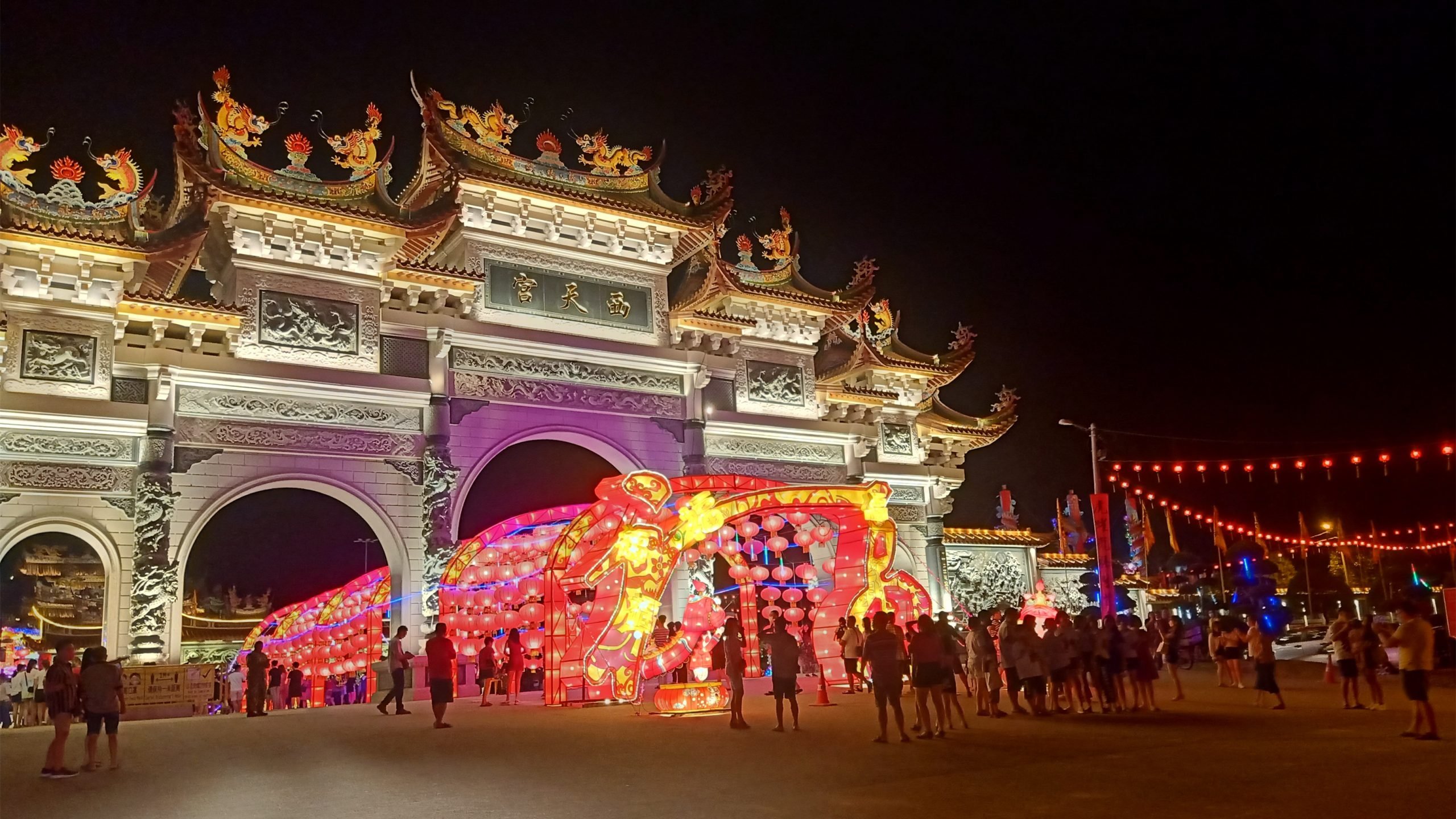 NS庇朥/ 庇朥西天宫复办新春花灯节活动,吸引全国各地善信前来欣赏花灯。