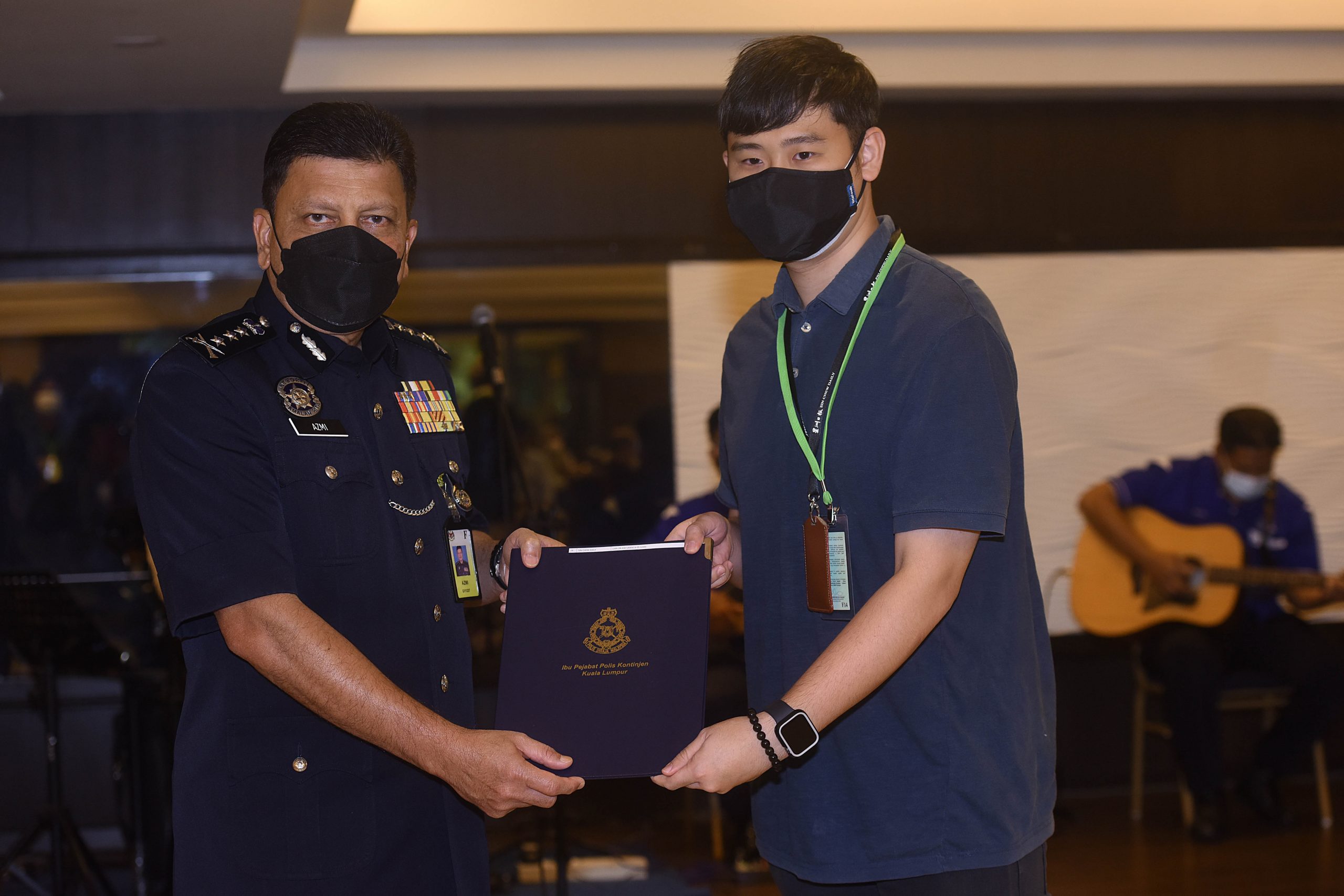 215届警察日|吉隆坡警察总部感谢媒体·社会组2名记者领感谢状