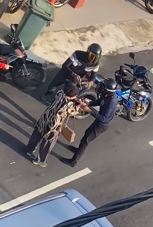 2男共乘摩托住宅区打抢 手链被扯老妇险被拖