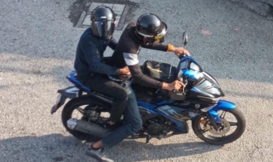 2男共乘摩托住宅区打抢 手链被扯老妇险被拖