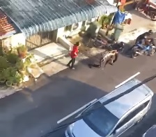 2男共乘摩托住宅区打抢 手链被扯老妇险被拖