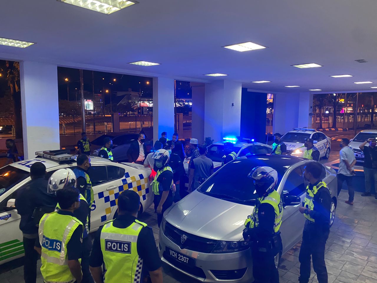 8岁女童放学时失踪·4小时后被人发现在公寓大堂