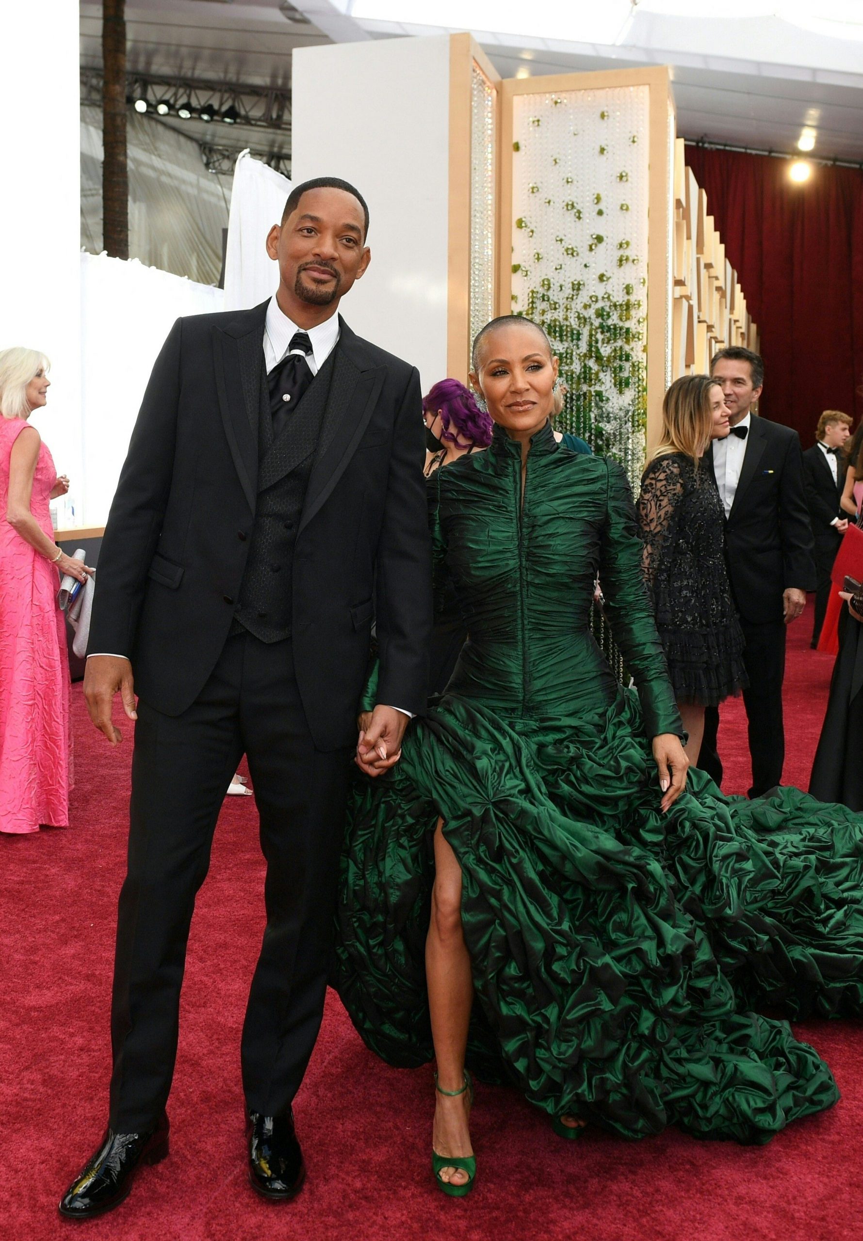 94届奥斯卡丨不爽老婆被笑 韦尔史密夫冲上台揍颁奖人