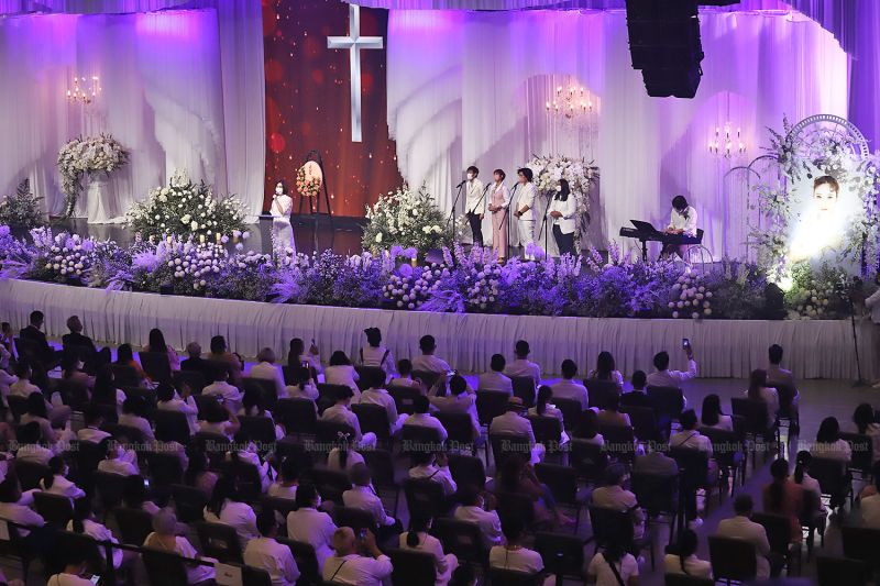 泰女星溺毙逾2周未破案 粉丝聚集警察总部抗议