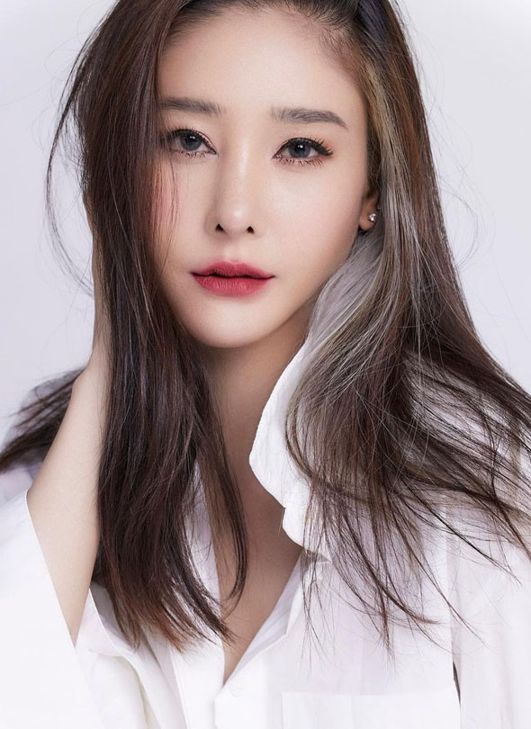 泰女星溺毙逾2周未破案 粉丝聚集警察总部抗议