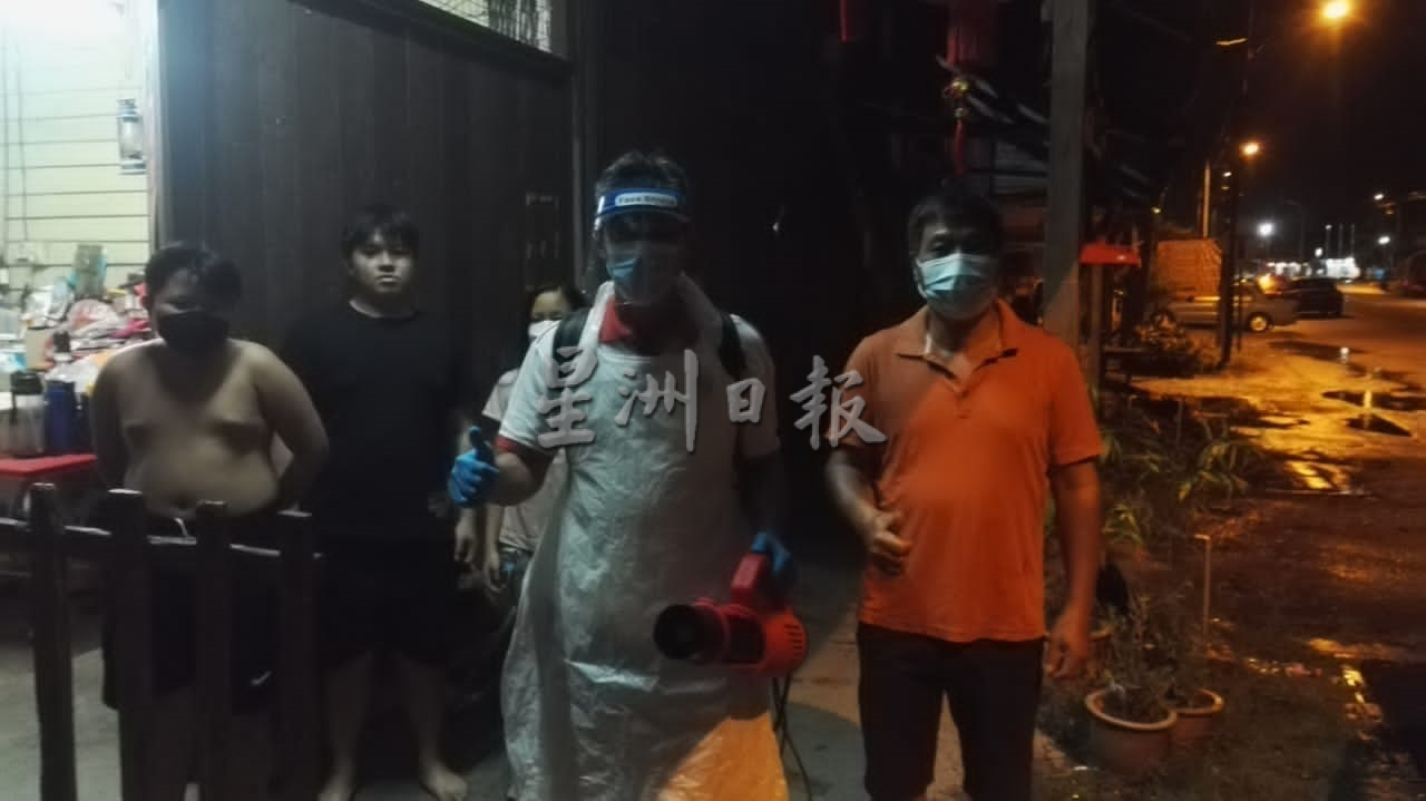 高岛一家七口确诊求助 消毒队雨中上门消毒