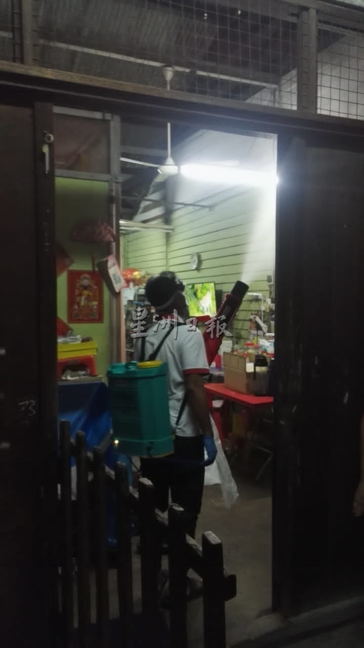 高岛一家七口确诊求助 消毒队雨中上门消毒