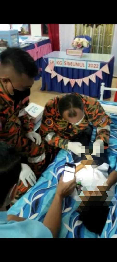 “小弟弟”被裤链夹住 消拯员为男童解困