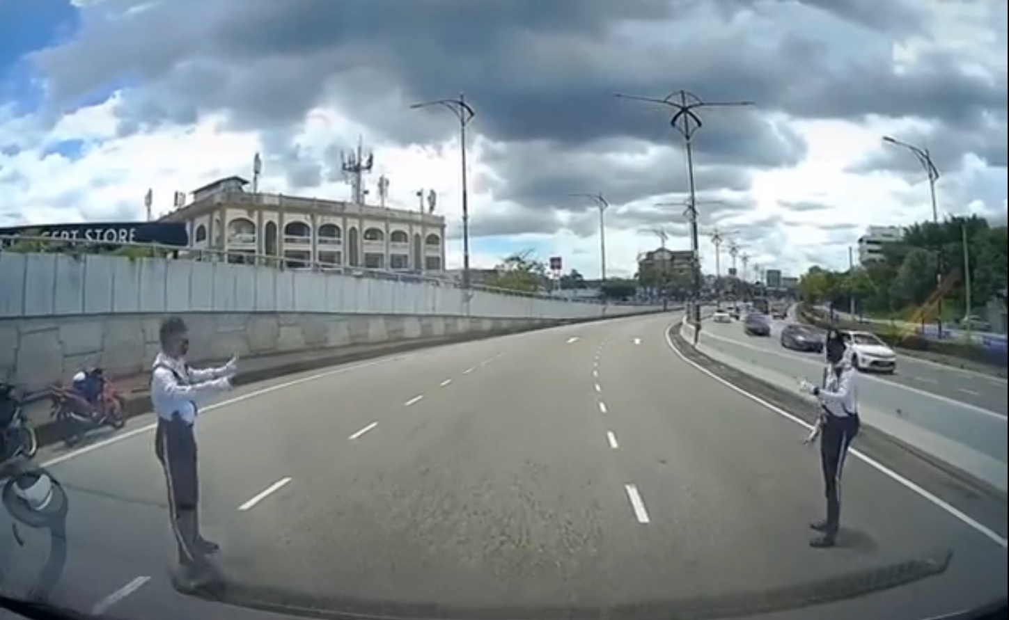 “VIP比救护车重要吗?”·警拦救护车开路引质疑