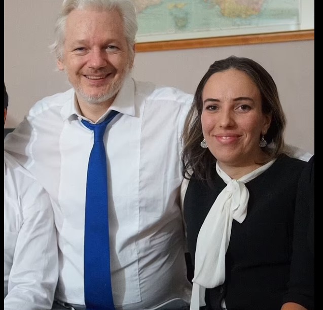 「维基泄密」创始人阿桑奇狱中结婚