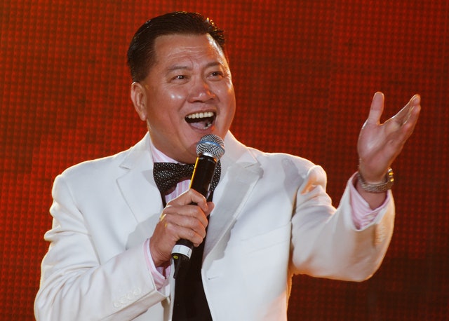 万梓良直击深圳封城实况 做检测拉下口罩大喊加油