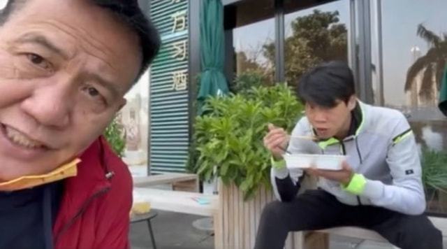 万梓良精神状况堪忧?蹲路边吃盒饭诡异狂笑