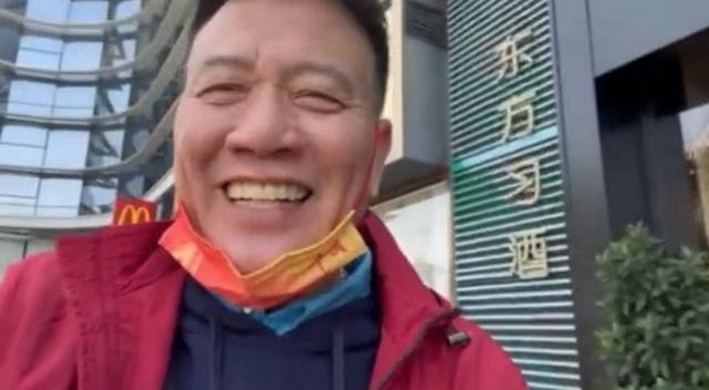 万梓良精神状况堪忧?蹲路边吃盒饭诡异狂笑