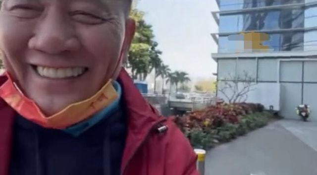 万梓良精神状况堪忧?蹲路边吃盒饭诡异狂笑