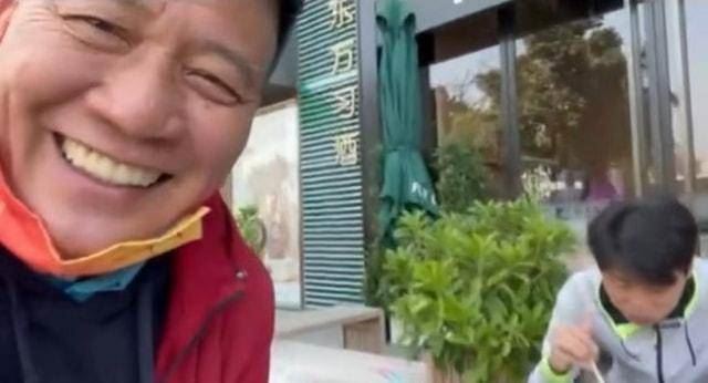 万梓良精神状况堪忧?蹲路边吃盒饭诡异狂笑