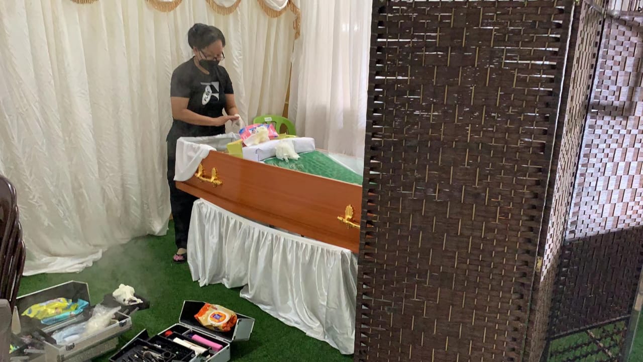 三八妇女节系列(下):不畏艰辛做好服务 大体化妆师独当一面