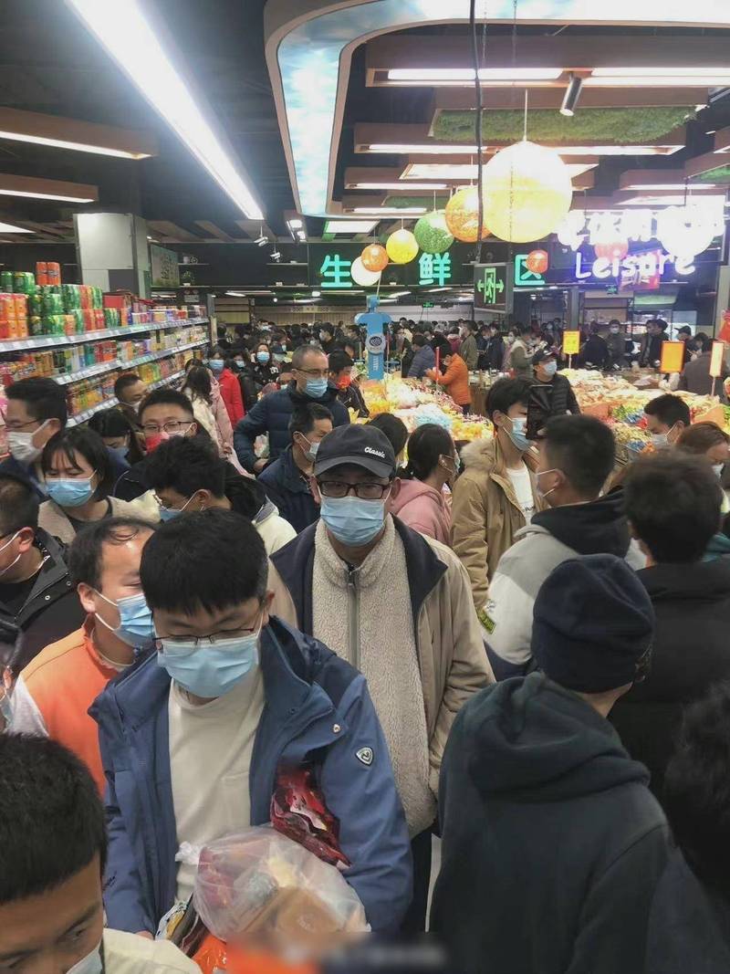 上海浦东居民连夜囤菜为分区封控做准备　　有人抢菜大打出手