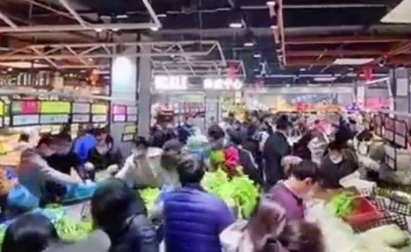上海浦东居民连夜囤菜为分区封控做准备　　有人抢菜大打出手
