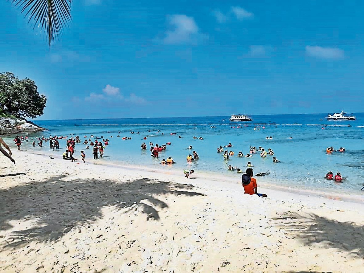 不受天气恶劣影响 热浪浪中岛旅游照跑