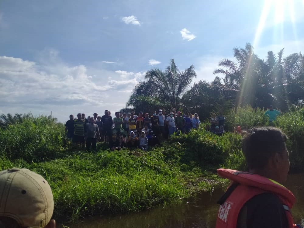 与亲人河边垂钓，妇女遭鳄鱼袭击，更被拖入河中，下落不明。