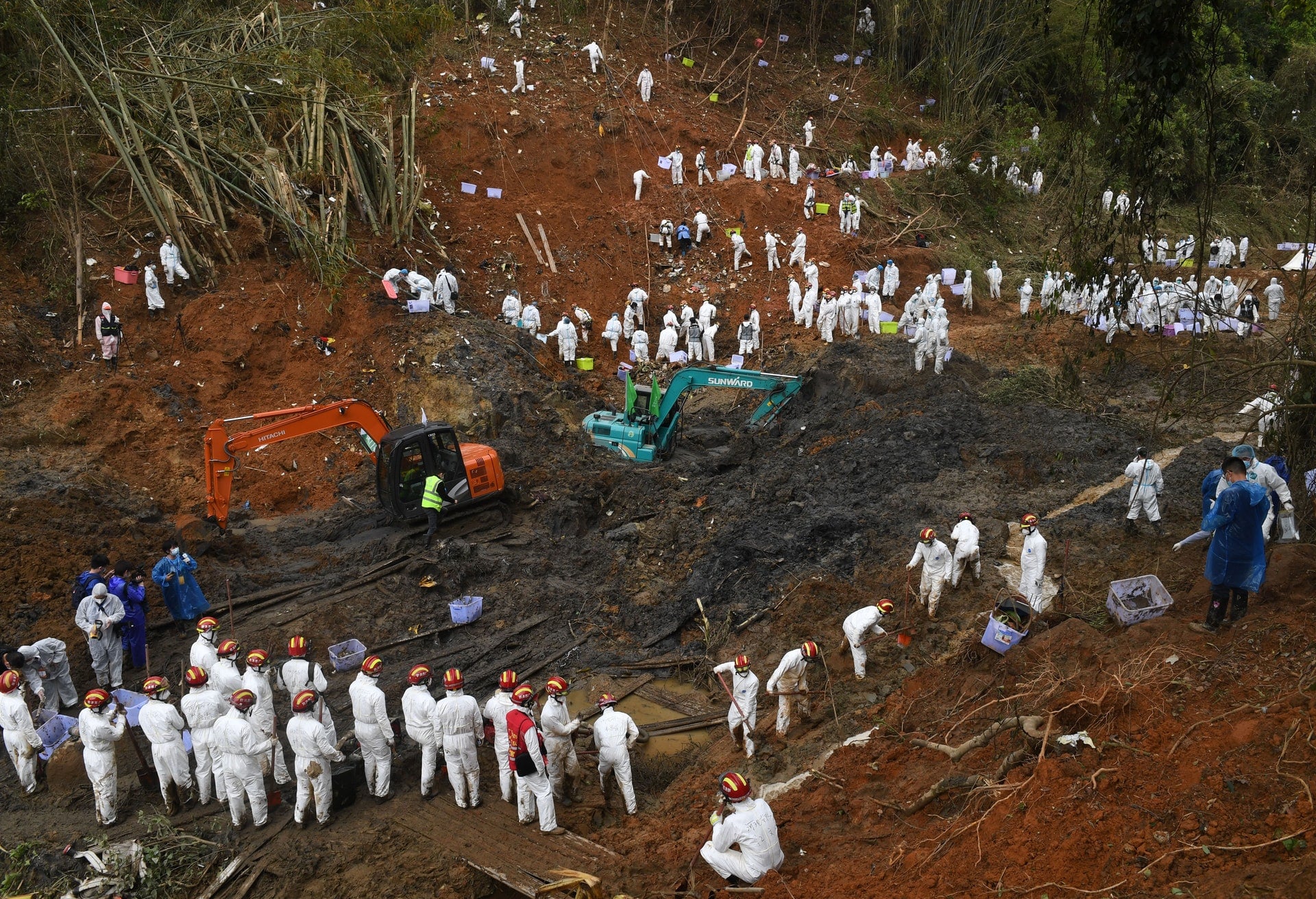东航坠机/第2个黑盒仍未寻回 开展拉网式搜寻搜救