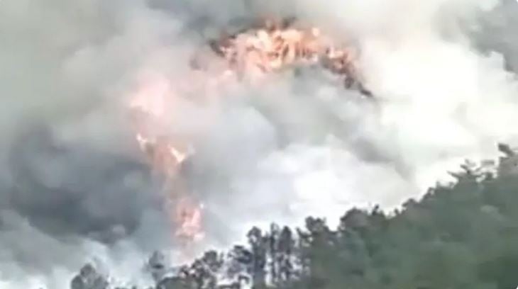 东航客机瞬间坠落 疑机身残骇遍布山区