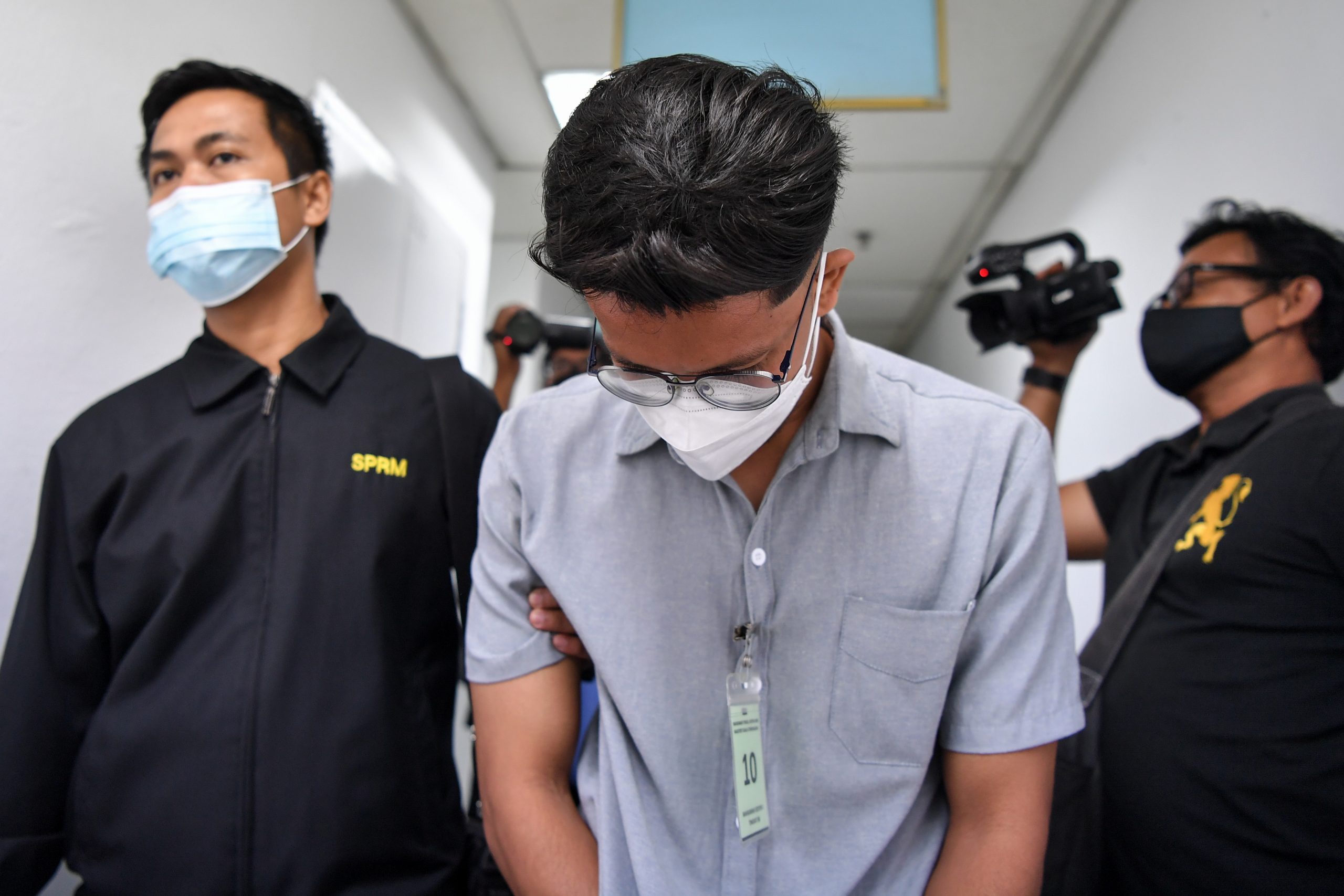 东:一名公务员伪造文凭以获得政府工程执照(SPKK)而被提控,他俯首认罪后被罚款7000令吉