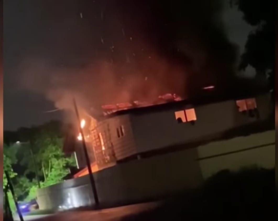 东:一所宗教学校的宿舍发生大火,所幸8名寄宿学生事发时不在宿舍,逃过一劫。