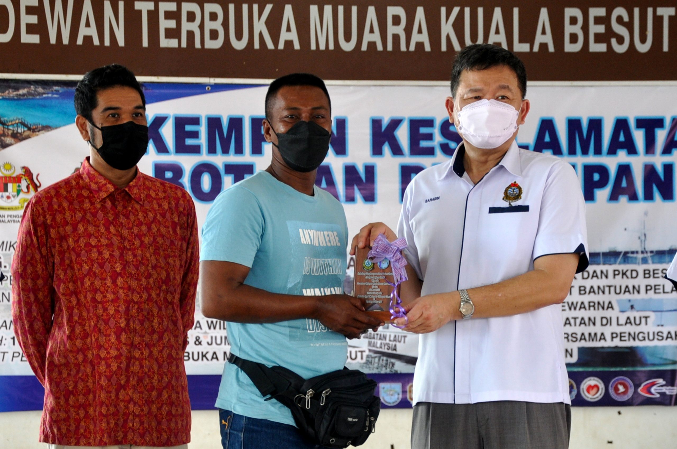 东:大马海事局总监拿督巴哈林指出,今年1月31日在勿述河口发生的游客船艇与渔船相撞事故已完成调查,该局目前正等待总检察署的决定,以采取下一步行动。