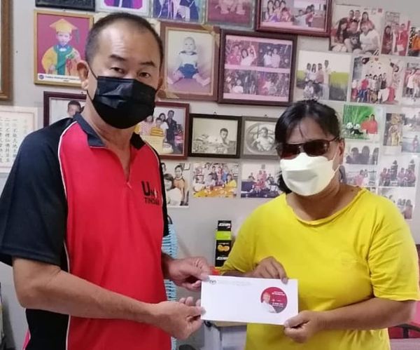 东：自愿消防队女队员捕蛇受伤