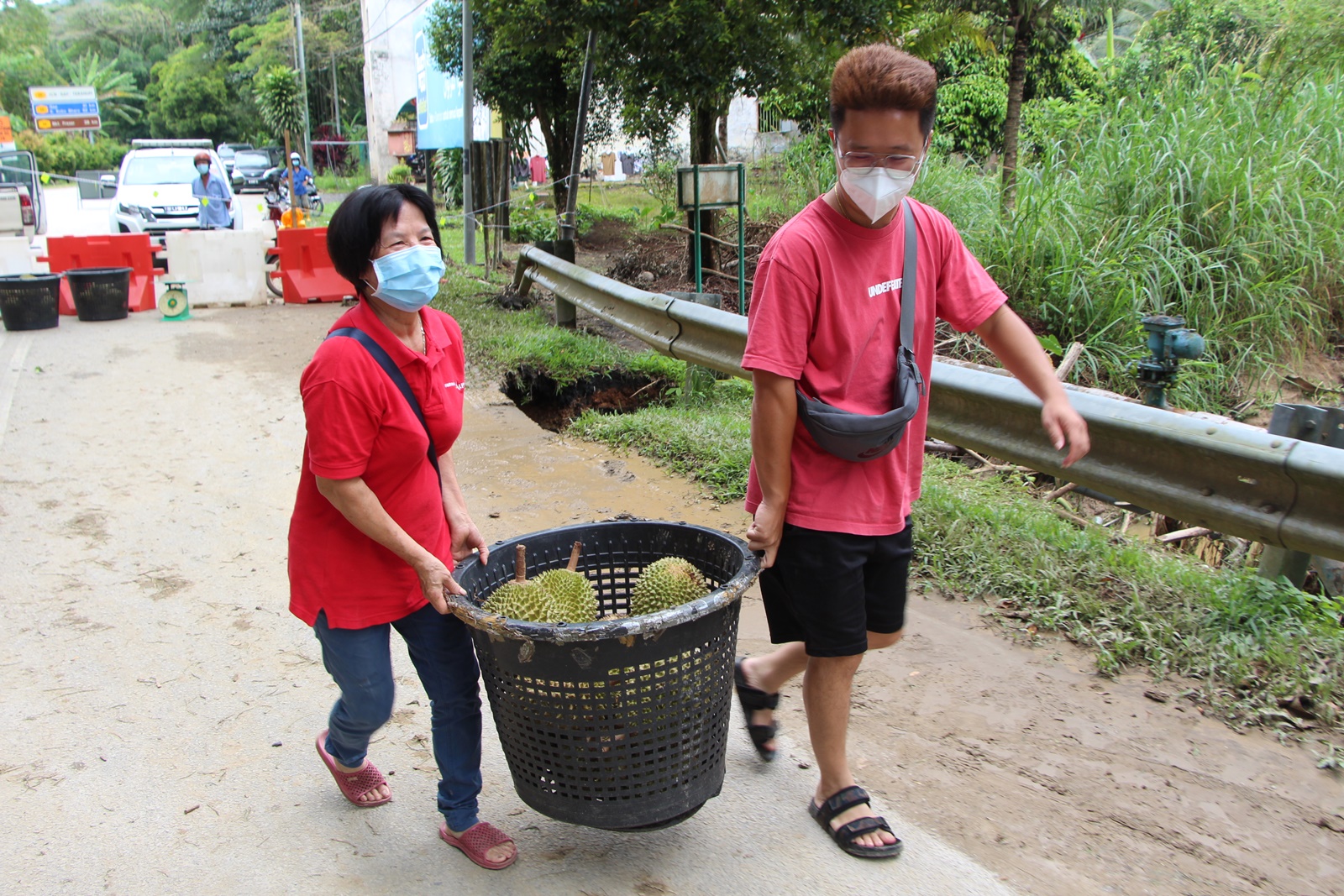 东:都赖新村不远的涵洞道路出现大洞,警方封锁禁止川行