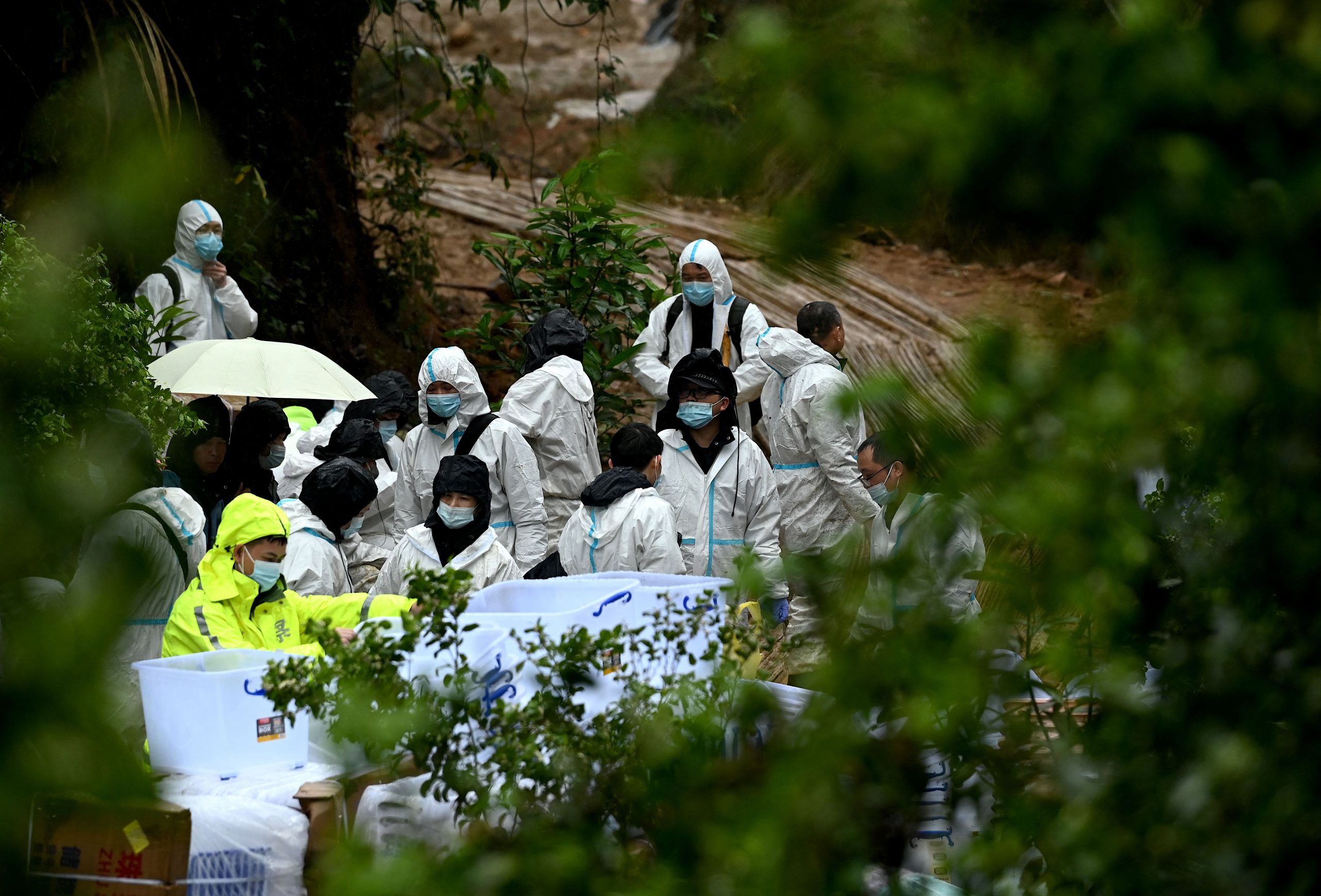 中国民航局称不排除失事客机首部黑箱存储单元损坏可能性