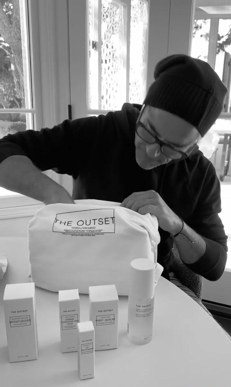 为史考莉护肤品宣传  小罗拔道尼鬼马扮网红拍开箱影片