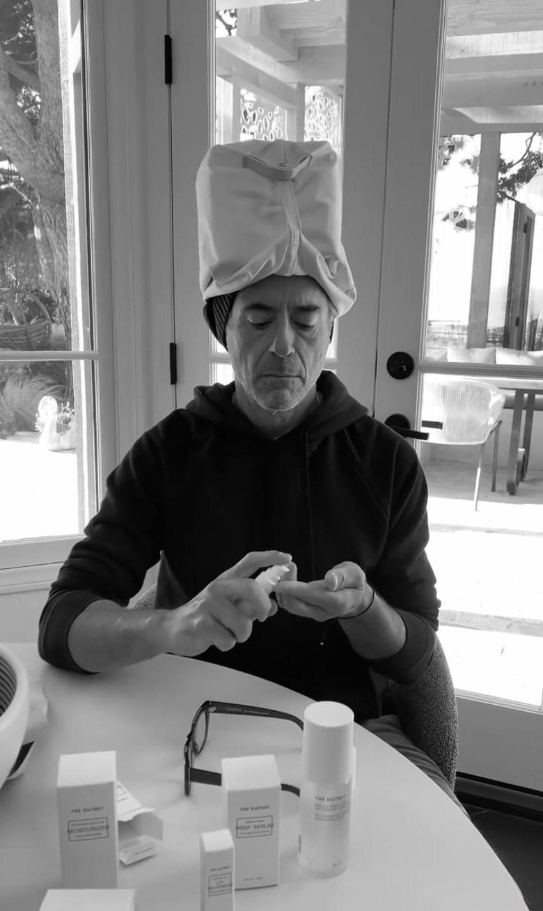 为史考莉护肤品宣传  小罗拔道尼鬼马扮网红拍开箱影片